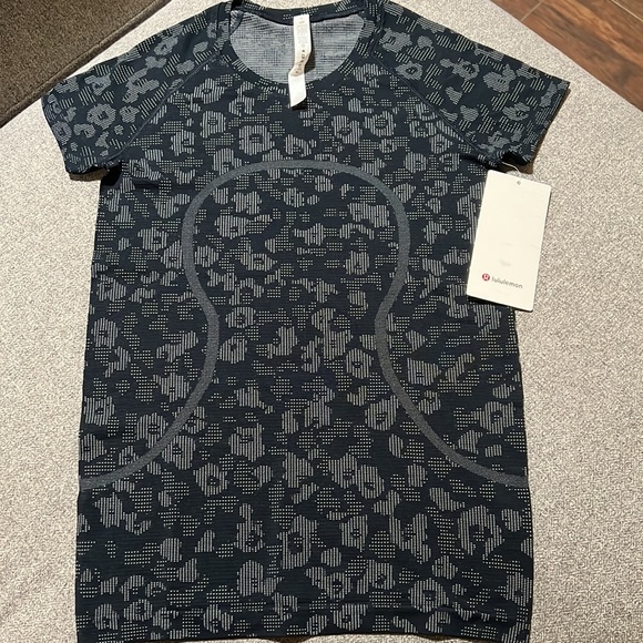 NWT Lululemon Swiftly Tech Short Sleeve Shirt 2.0 - Picture 2 of 5